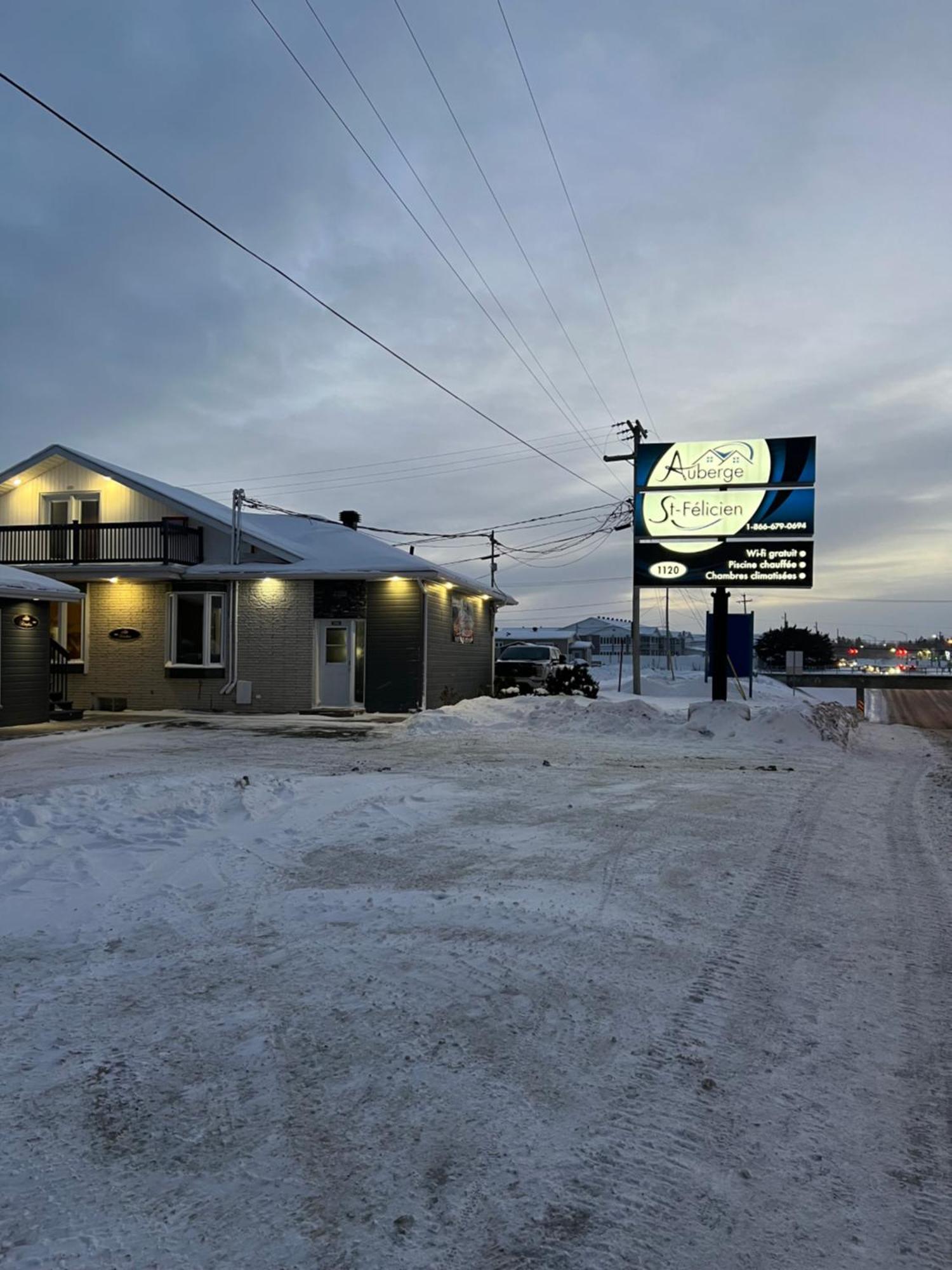 Hotel Auberge St-Felicien Saint-Félicien Eksteriør billede