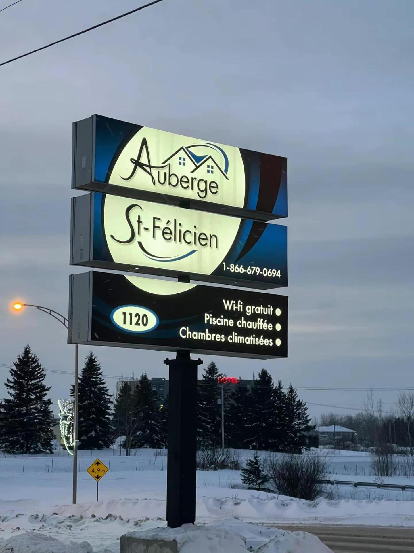 Hotel Auberge St-Felicien Saint-Félicien Eksteriør billede