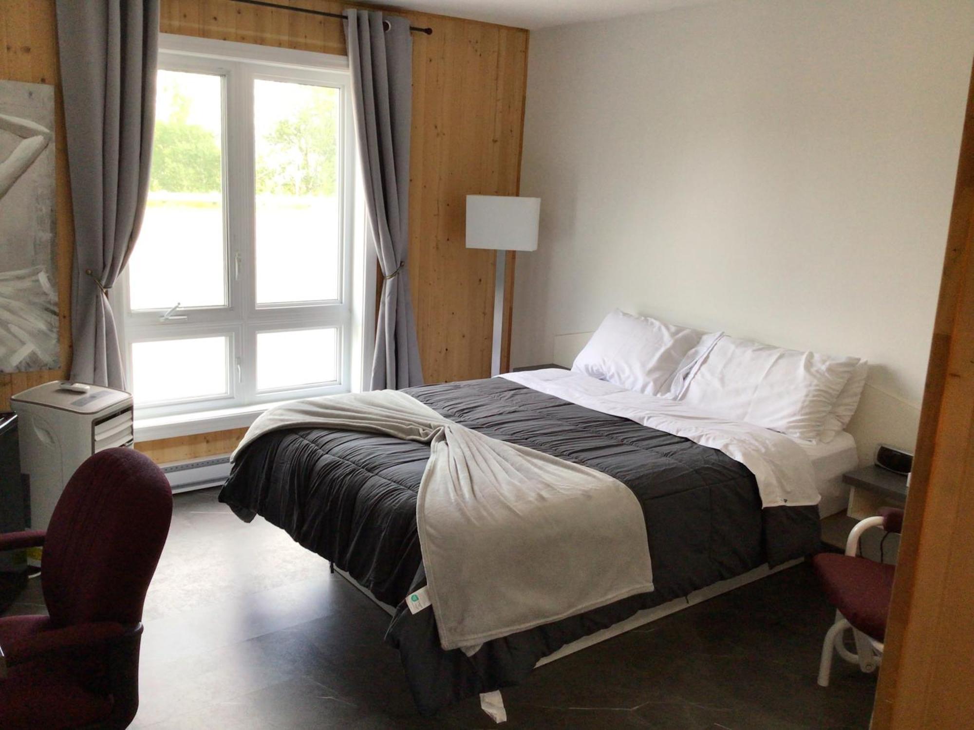 Hotel Auberge St-Felicien Saint-Félicien Eksteriør billede